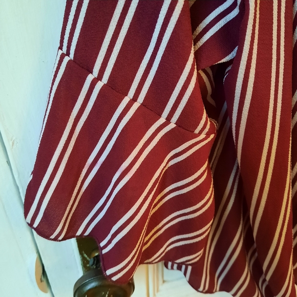 SOLD SALE BUNDLE 3 FOR 16$ Burgundy and white light top - Picture 7 of 9